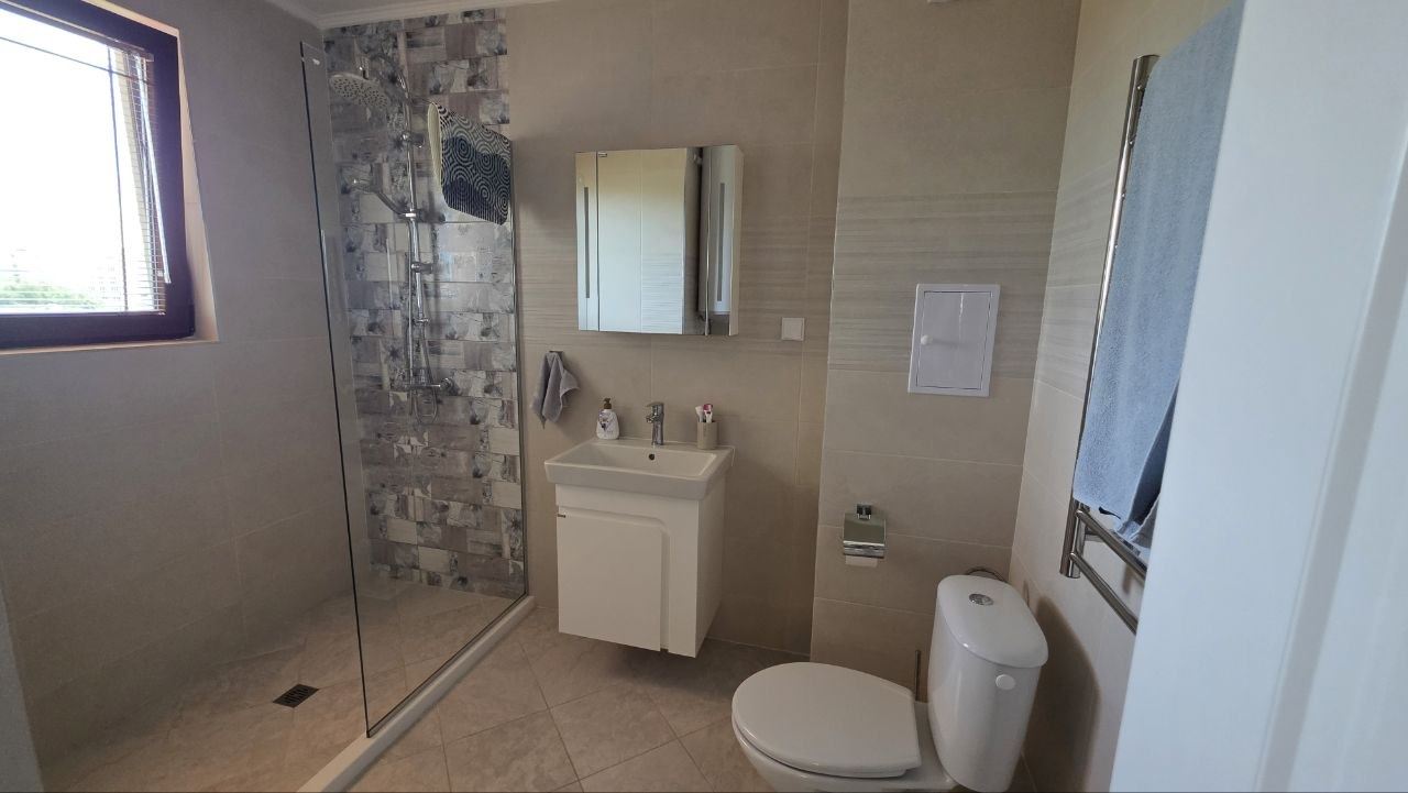 Przestronny apartament z dwiema sypialniami z częściowym widokiem na morze w prestiżowym kompleksie w Nesebyrze – gotowy dla swoich nowych właścicieli