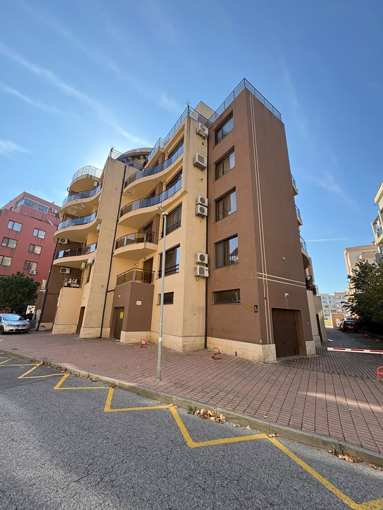 Dwupokojowe mieszkanie z jedną sypialnią, 50 metrów od morza w Pomorie