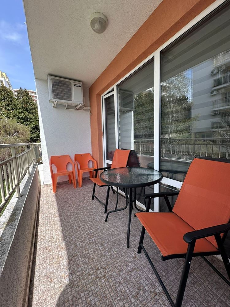 Dwupokojowe mieszkanie z częściowym widokiem na morze w Sveti Vlas – umeblowane, po remoncie, w luksusowym kompleksie zamkniętym