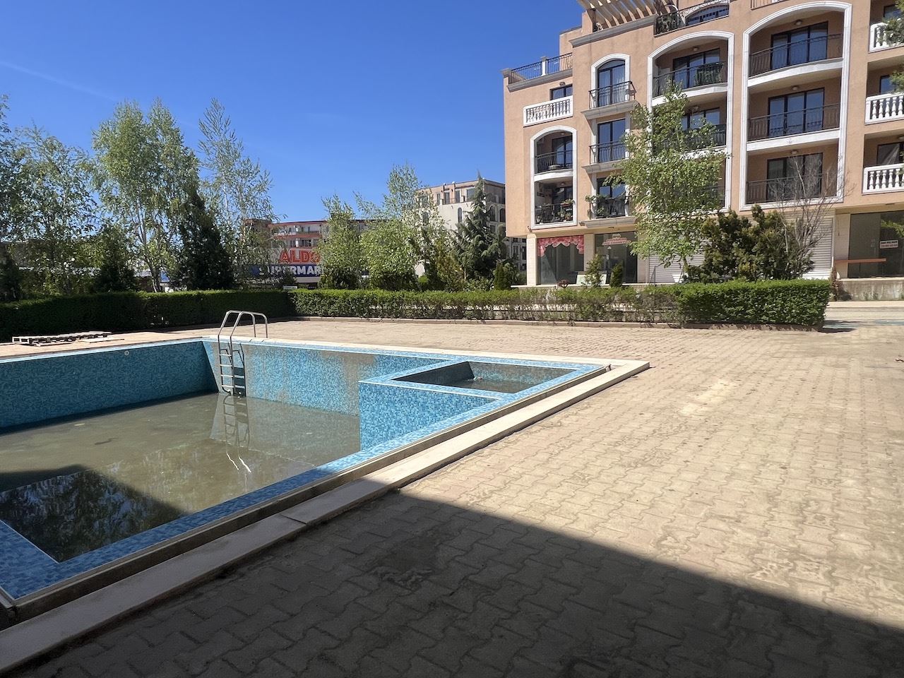 Przytulne studio w sercu Elenite – zaledwie kilka minut od plaży, w zamkniętym kompleksie z basenem i doskonałymi udogodnieniami