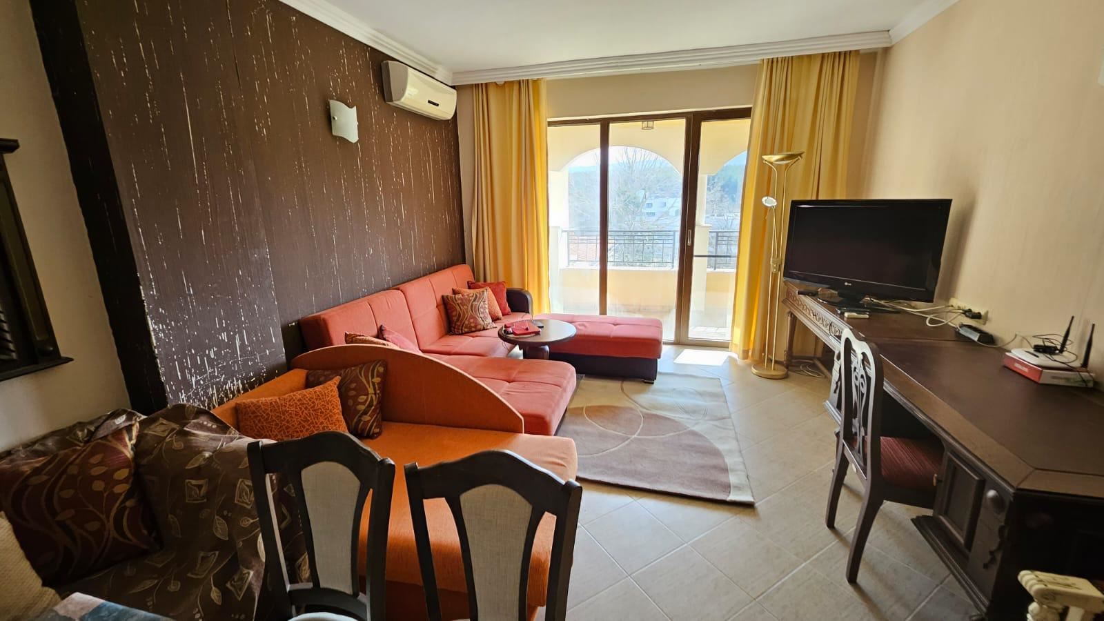 Przestronne mieszkanie z jedną sypialnią na pierwszej linii morza w Carewie z pełnym umeblowaniem