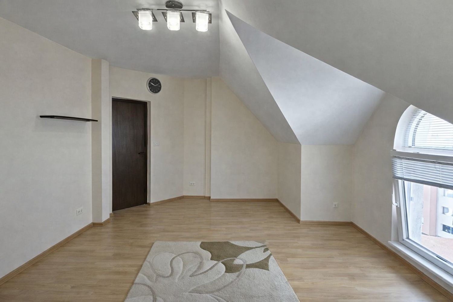 Przestronne mieszkanie z jedną sypialnią z panoramicznym widokiem na solanki i morze w mieście Pomorie