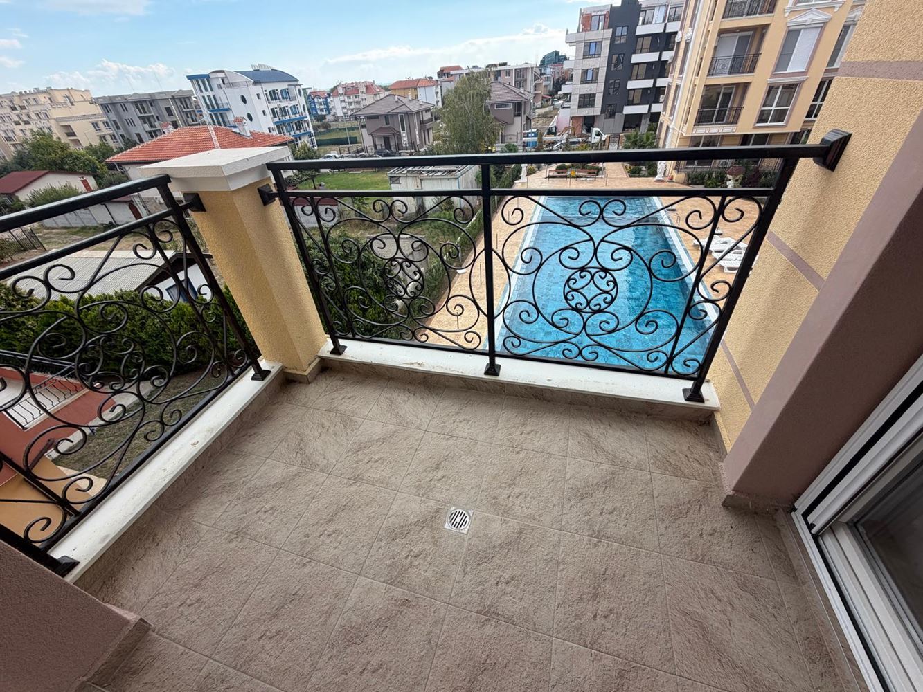 Apartament z 2 sypialniami w nowoczesnym kompleksie z pięknym otoczeniem zieleni w Rawdzie