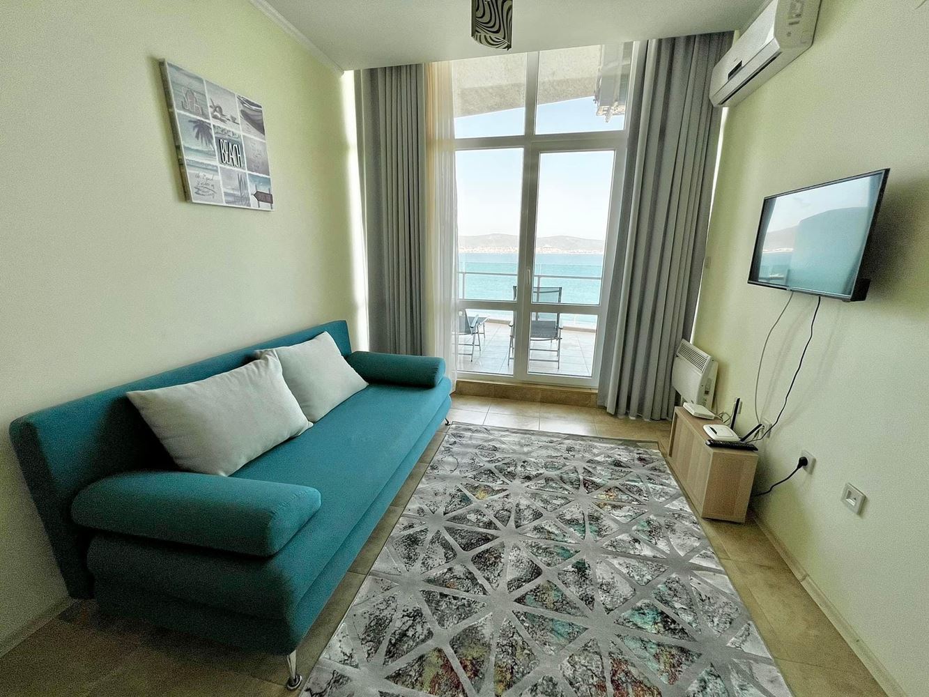 Apartament z jedną sypialnią w pierwszej linii brzegowej z widokiem na morze w Nesebyrze, 500 m od Starego Miasta