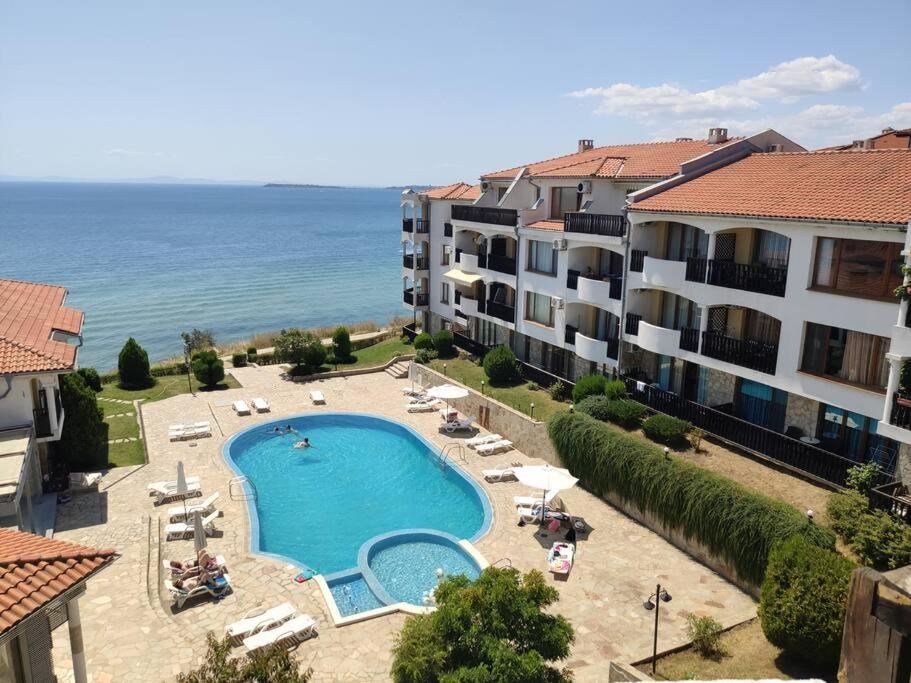Luksusowy apartament z dwiema sypialniami na pierwszej linii brzegowej w strefie VIP w Sweti Własie