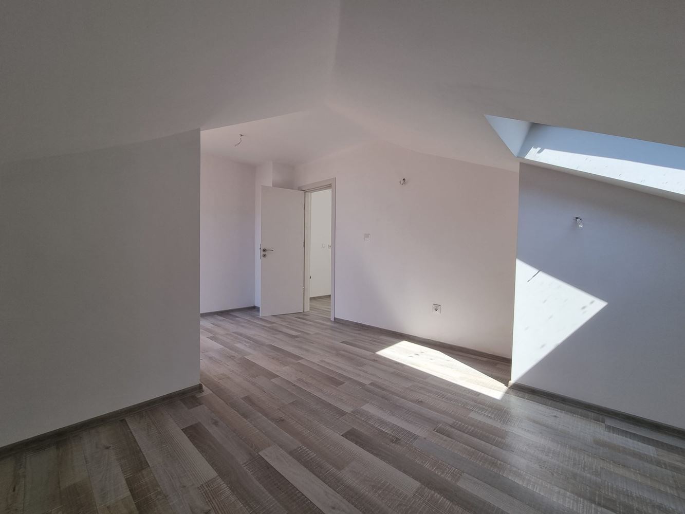 Jasne i nowoczesne mieszkanie w doskonałej lokalizacji – połączenie komfortu, natury i nadmorskiego klimatu