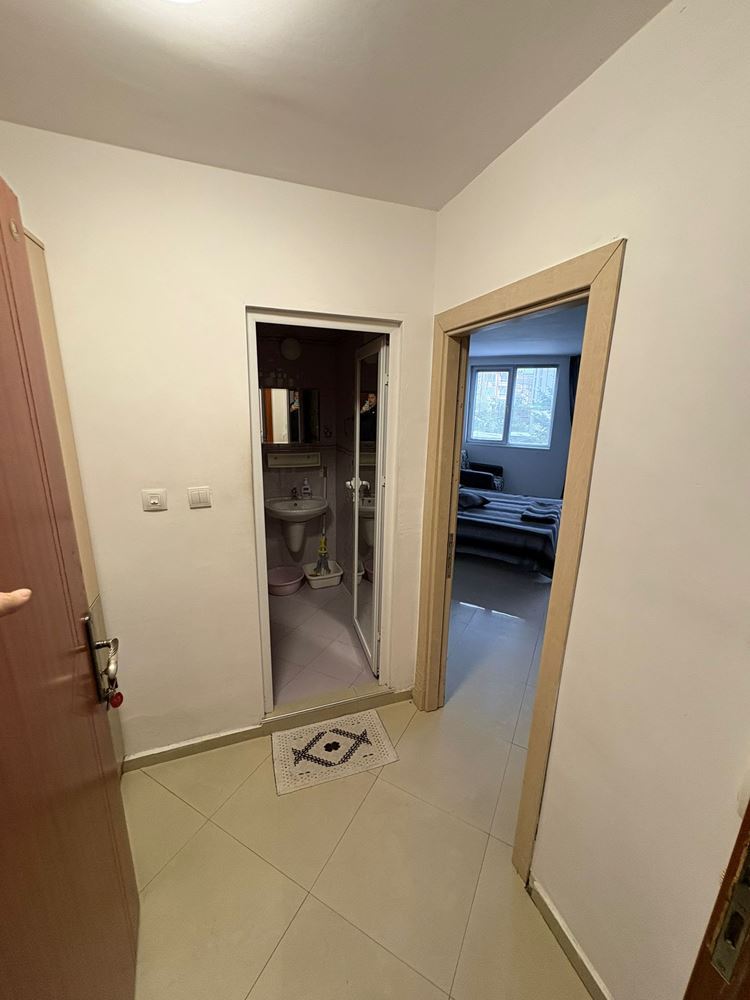  Przestronna, w pełni umeblowana kawalerka w Pomorie – ekspozycja wschodnia i doskonała lokalizacja 400 m od morza