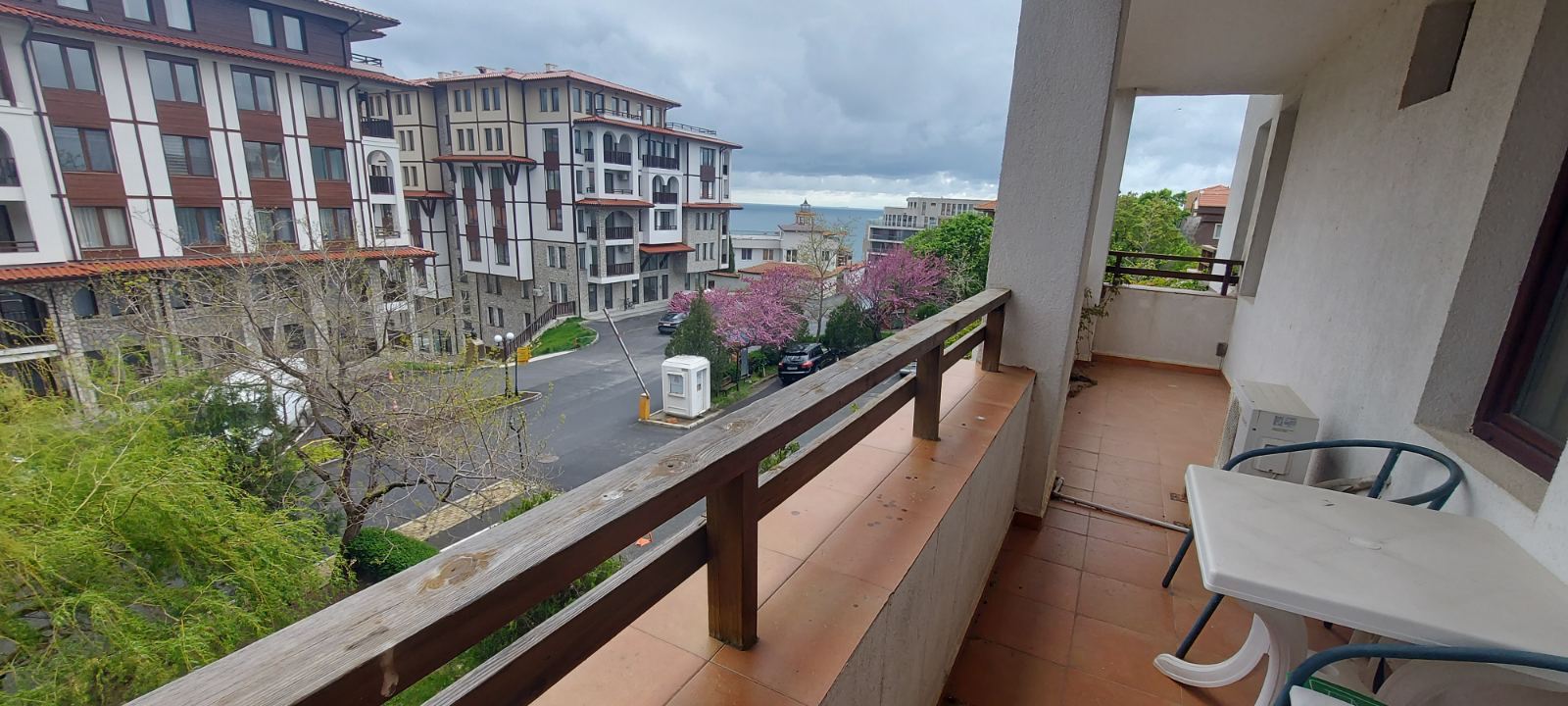  Przestronny apartament z panoramą morza w Sveti Vlas – komfort, zieleń i prestiżowa lokalizacja