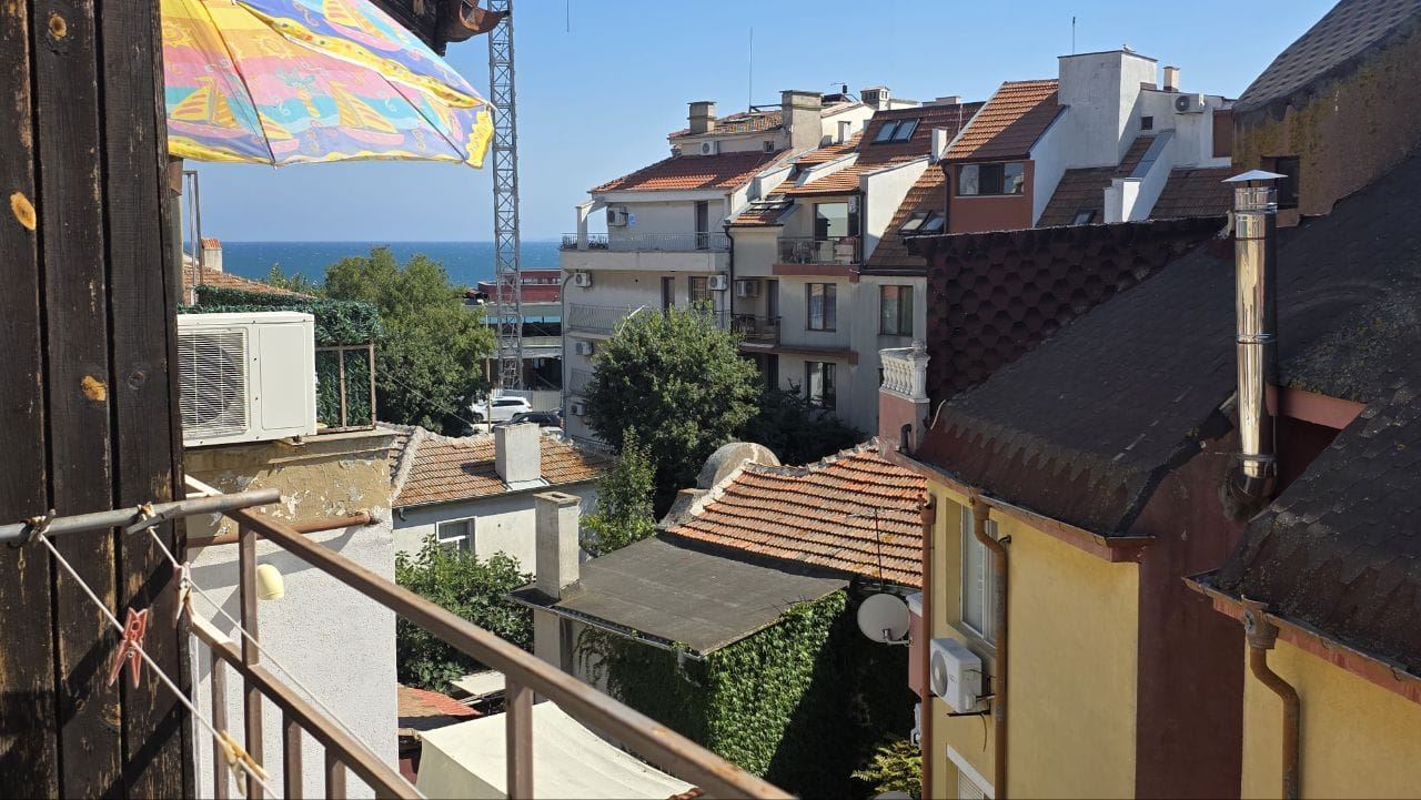 Dwupoziomowy apartament z widokiem na morze w Pomorie – bez opłaty za utrzymanie