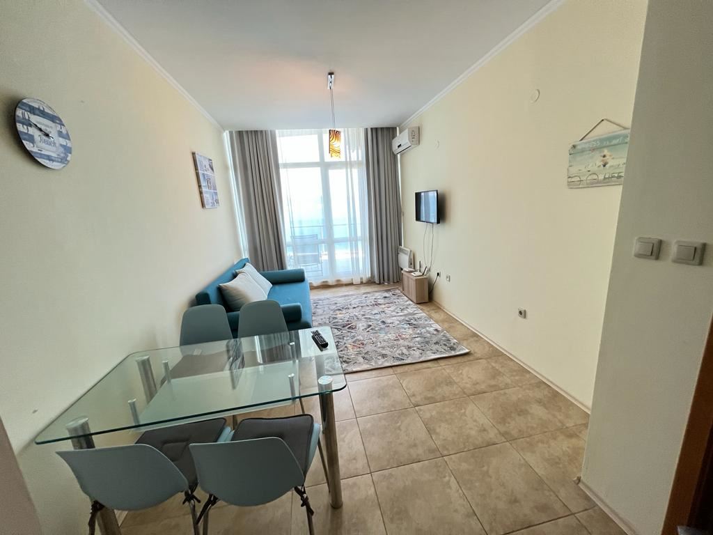 Apartament z jedną sypialnią w pierwszej linii brzegowej z widokiem na morze w Nesebyrze, 500 m od Starego Miasta