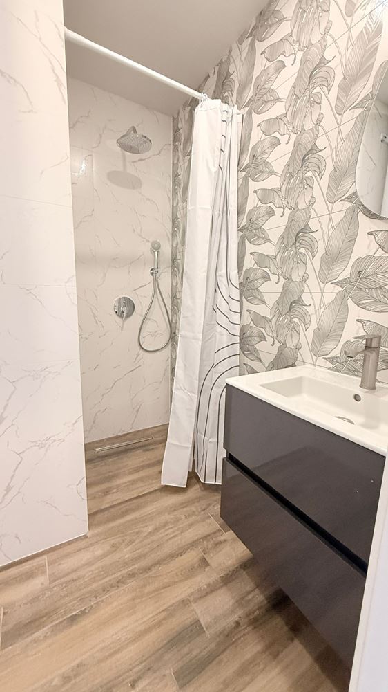 Luksusowy apartament z trzema sypialniami na pierwszej linii w Rawdzie – przestrzeń, prestiż i imponująca morska panorama