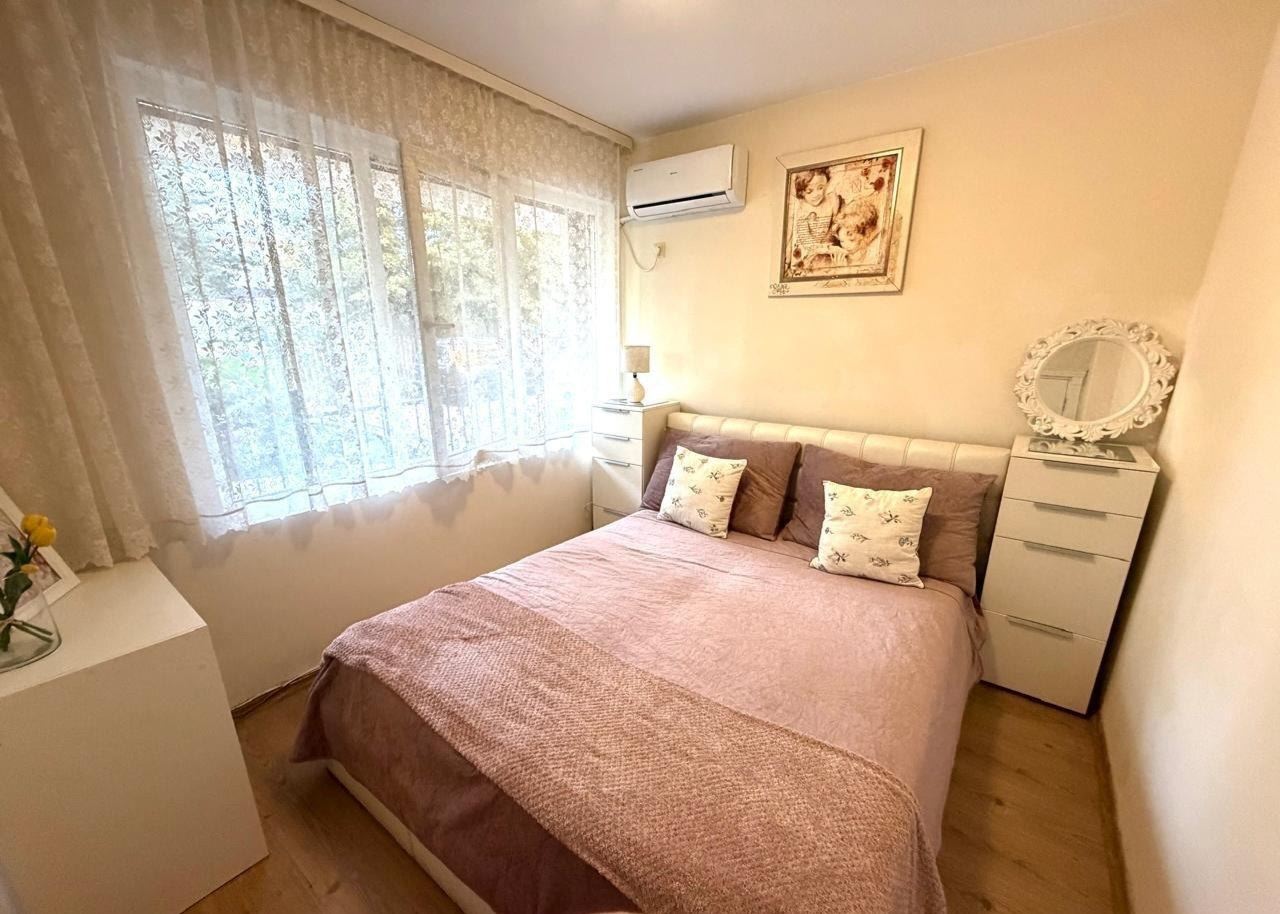 Przestronny apartament z dwiema sypialniami i prywatnym ogródkiem, zaledwie 100 metrów od plaży w Nesebyrze