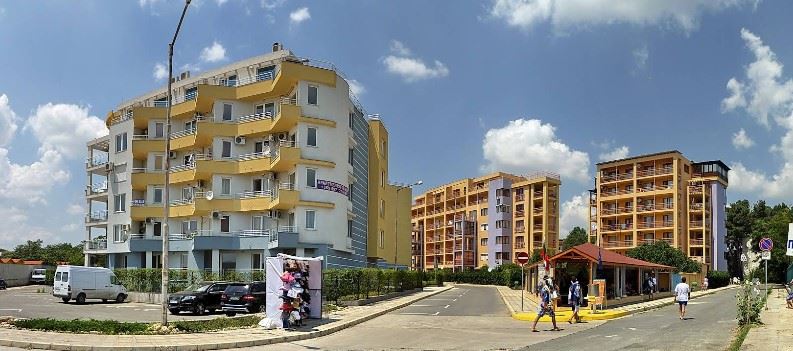 Przestronne mieszkanie z dwiema sypialniami w Nesebyrze z niską opłatą za utrzymanie i bezpłatnym parkingiem