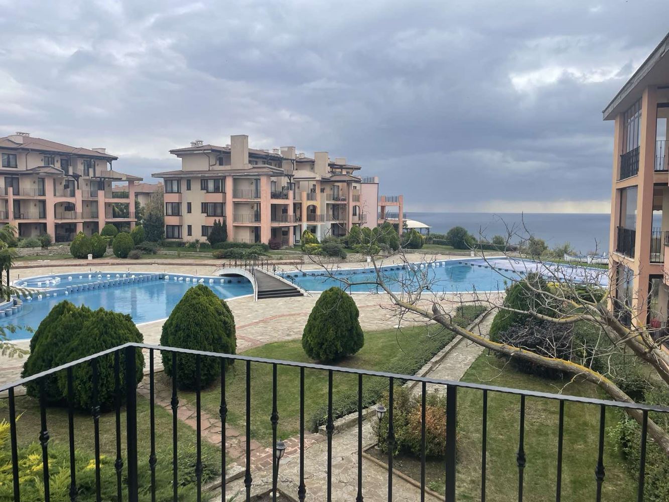 Przestronny umeblowany apartament z dwiema sypialniami i widokiem na morze w pobliżu Bałcziku – komfort wśród natury i Golfowej Riwiery