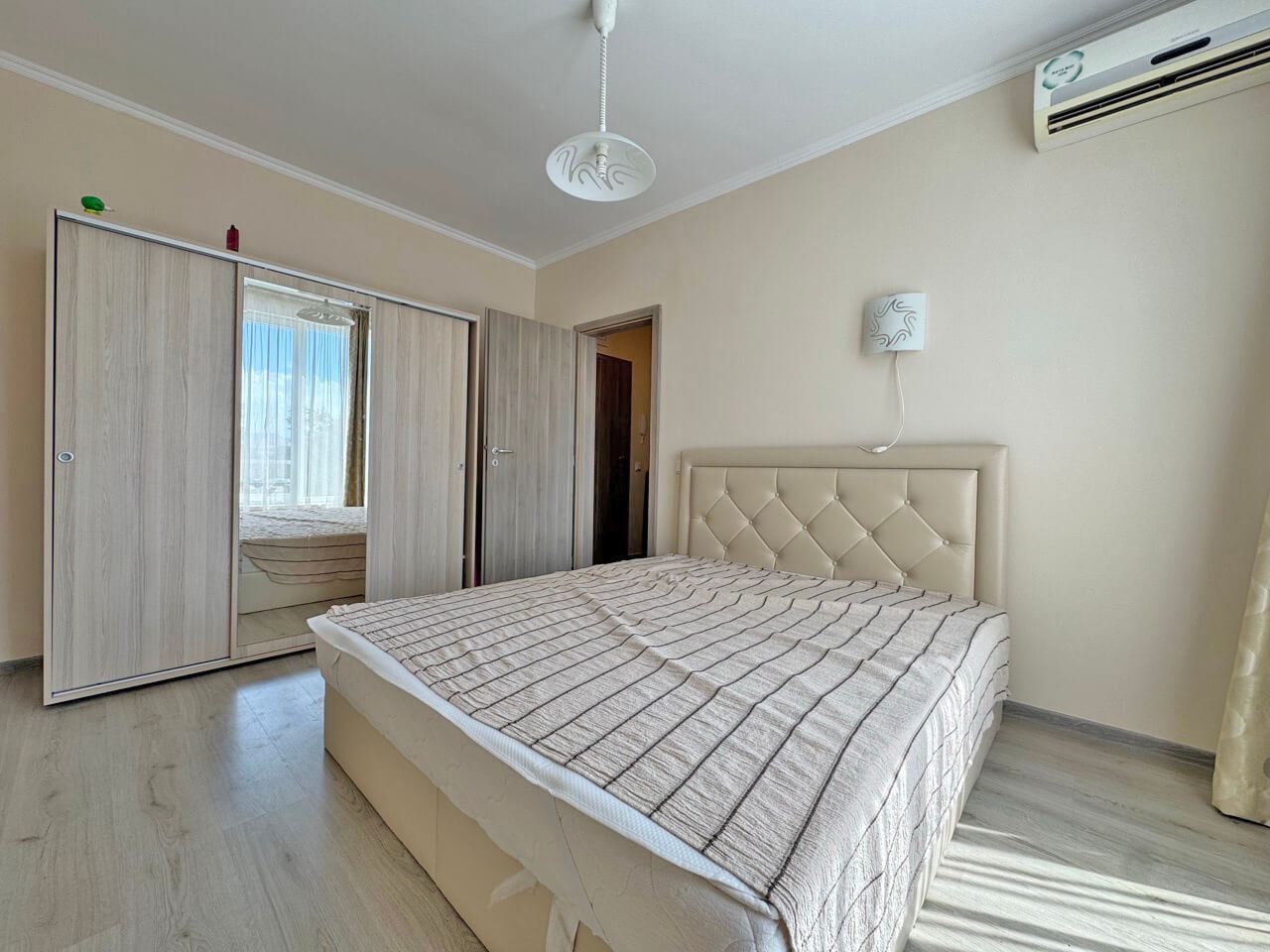 Apartament z dwiema sypialniami z widokiem na basen w nowoczesnym kompleksie w Słonecznym Brzegu