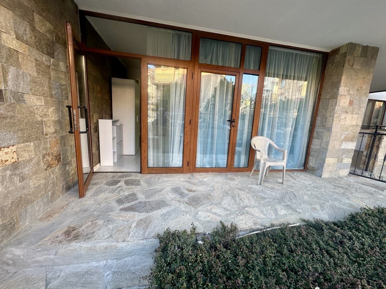 Przestronne studio na parterze z tarasem i możliwością przerobienia na mieszkanie z jedną sypialnią – tylko 300 m od morza