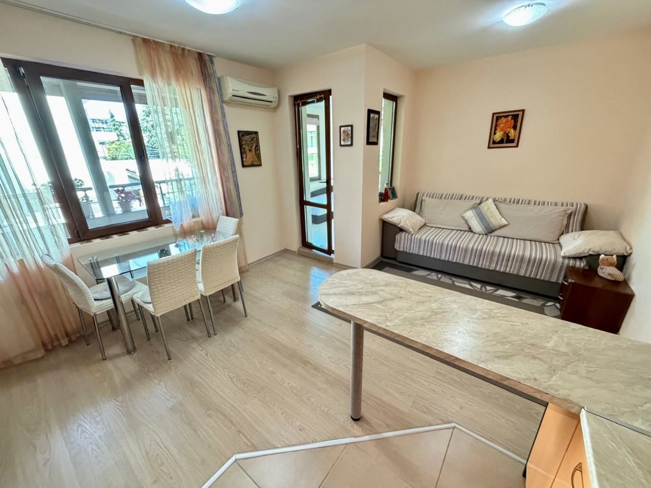 Sarafovo – przestronny apartament z jedną sypialnią, Aktem 16, minimalną opłatą za utrzymanie i pełnym umeblowaniem
