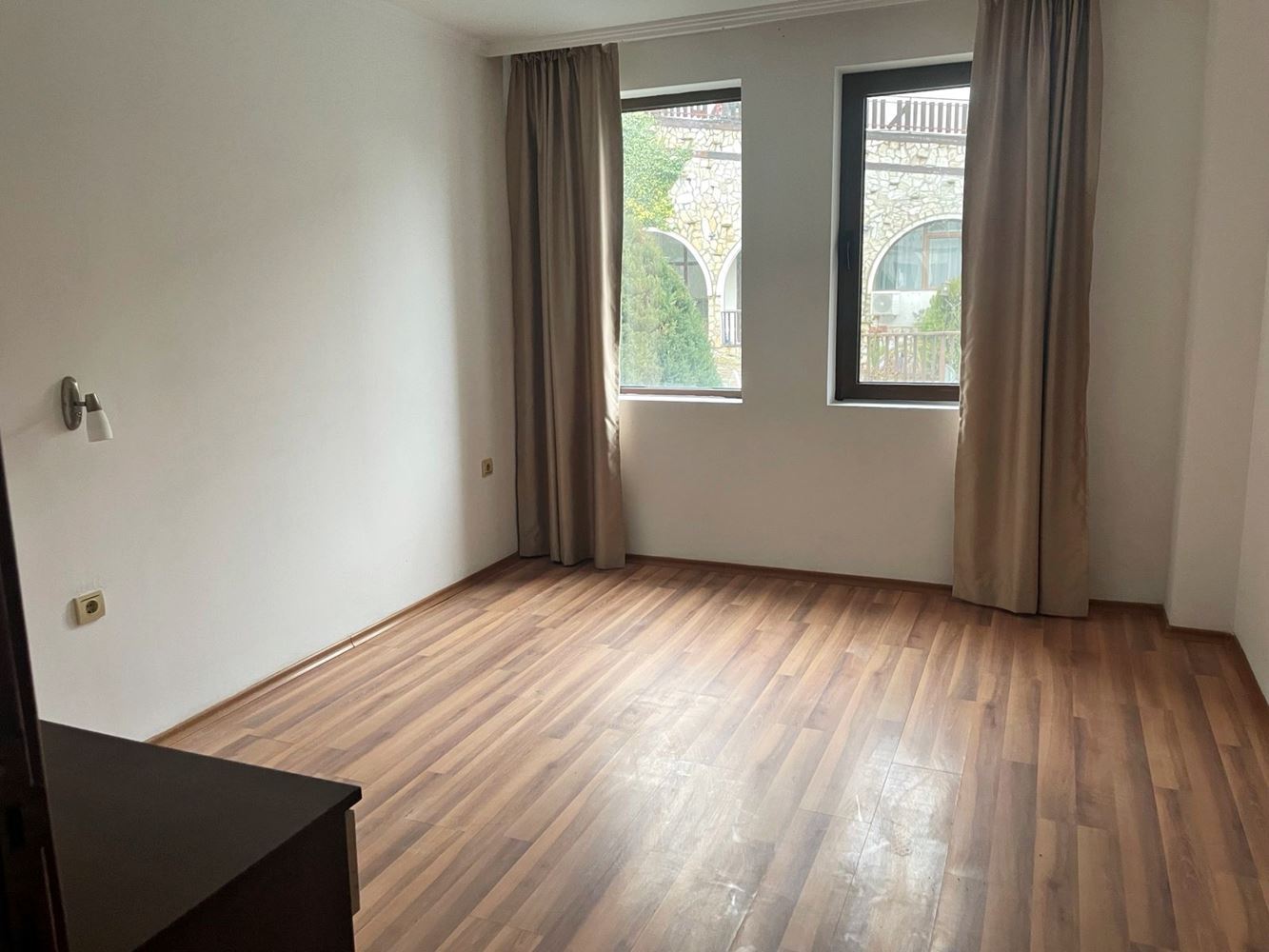 Luksus i spokój w pierwszej linii brzegowej w Świętym Własie – przestronny apartament z jedną sypialnią i widokiem na basen