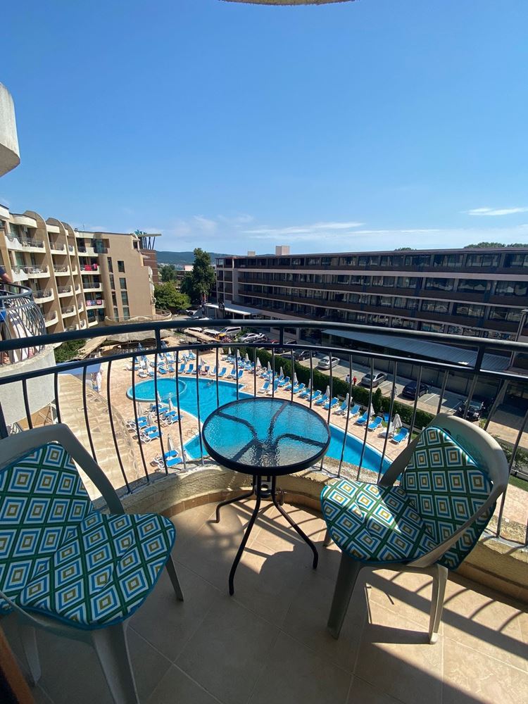 Przestronny apartament z jedną sypialnią i częściowym widokiem na morze – Słoneczny Brzeg, 100 m od plaży