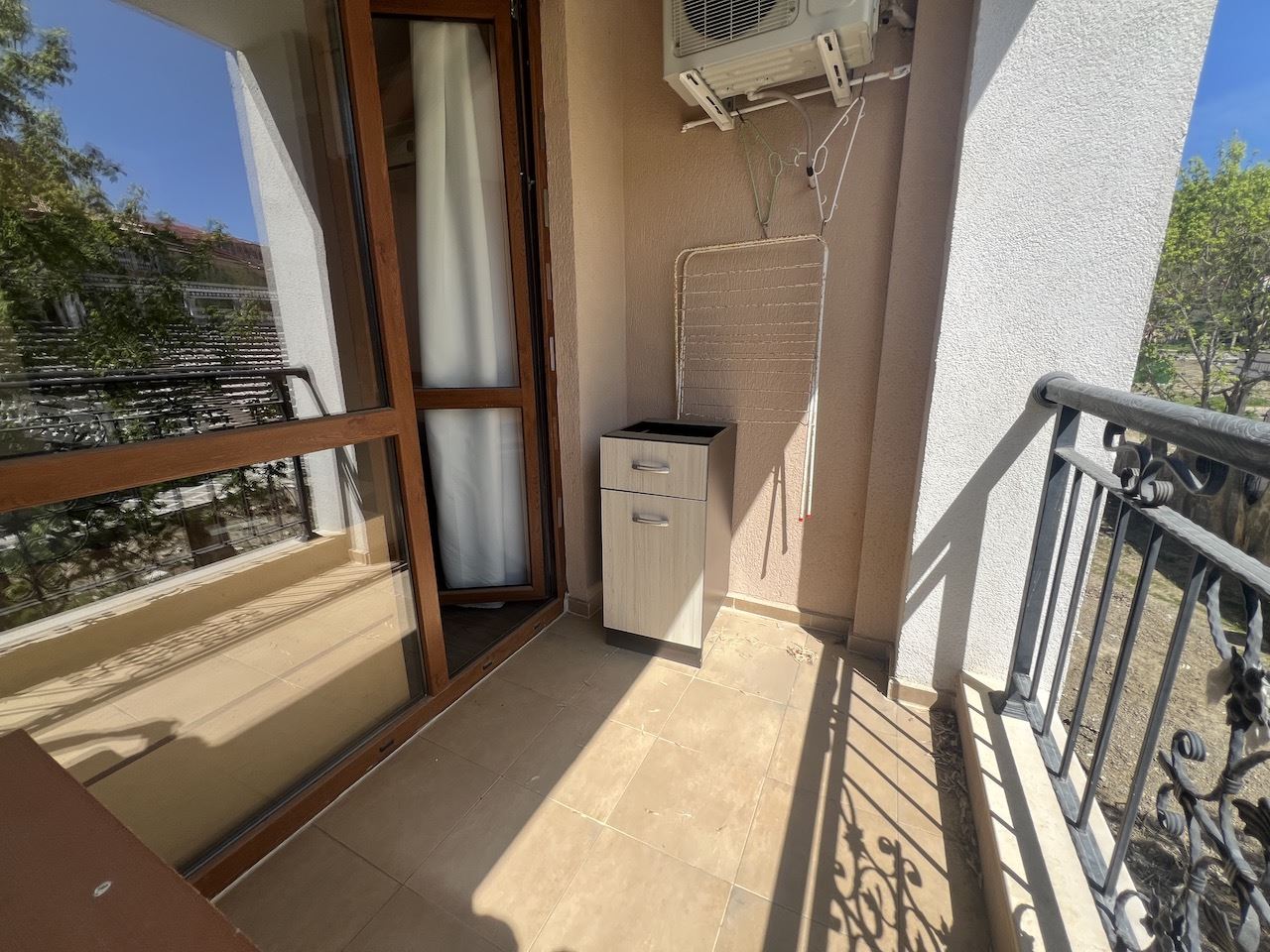 Przytulne studio w sercu Elenite – zaledwie kilka minut od plaży, w zamkniętym kompleksie z basenem i doskonałymi udogodnieniami