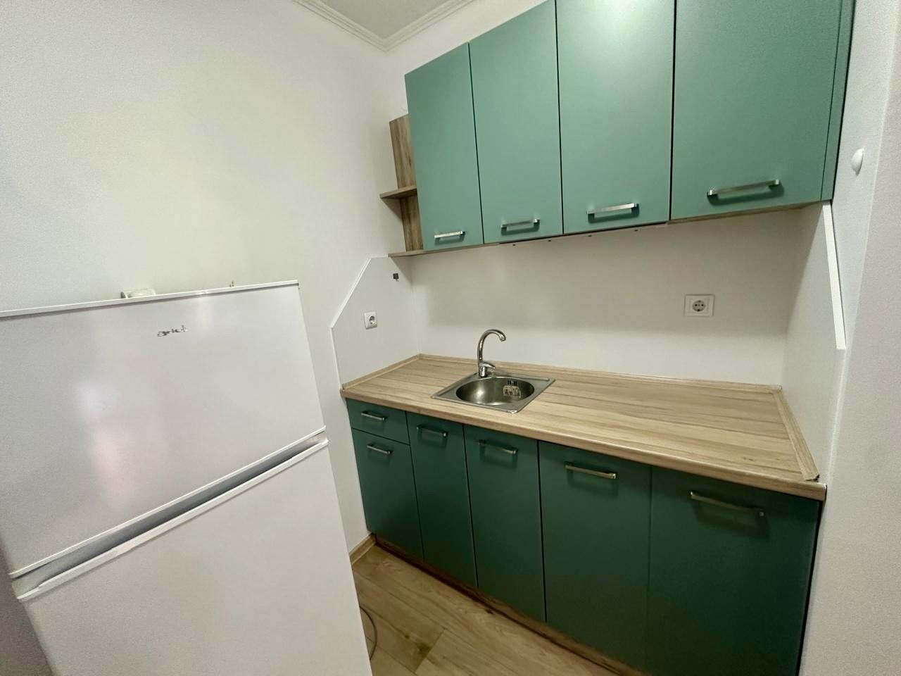 Przestronne studio na parterze z dużym tarasem i możliwością przerobienia na mieszkanie z jedną sypialnią – bezpieczeństwo i komfort w Nessebarze