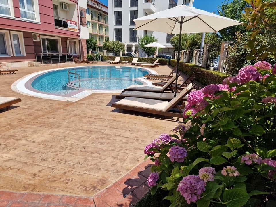 Morski komfort i przytulność w stylowym apartamencie z jedną sypialnią w Rawdzie