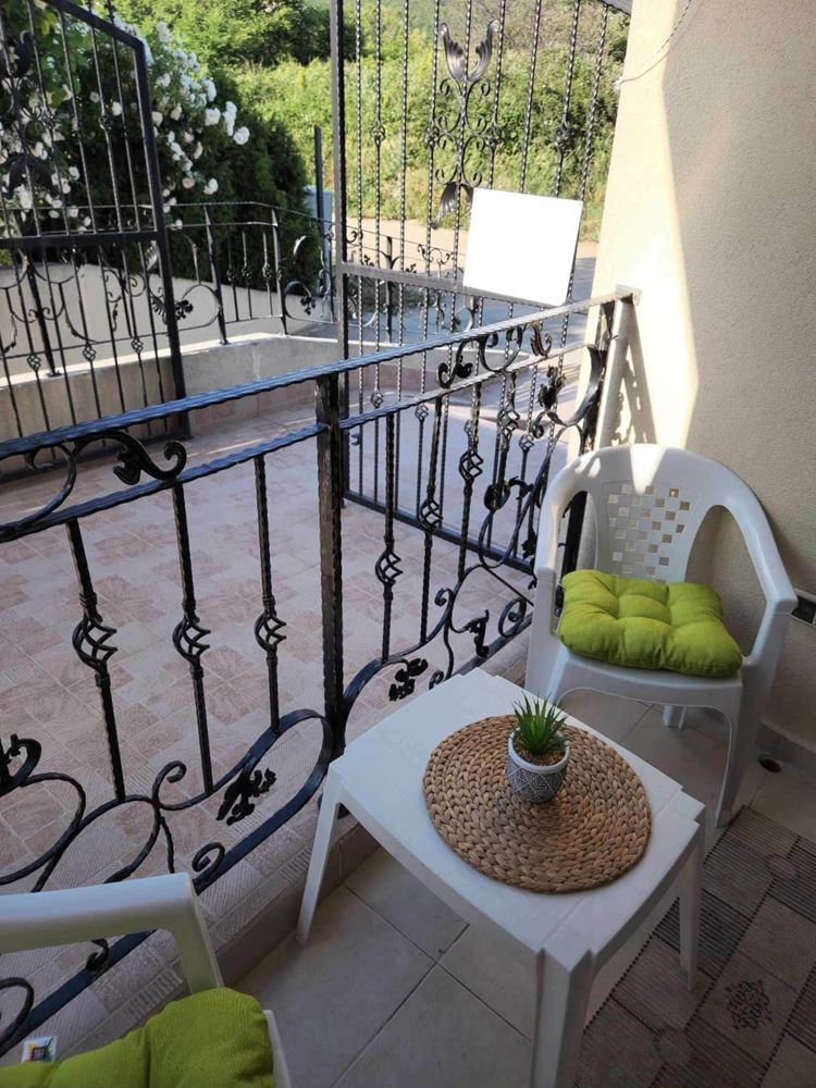 Komfort i funkcjonalność nad morzem – w pełni umeblowany apartament z jedną sypialnią w Świętym Własie