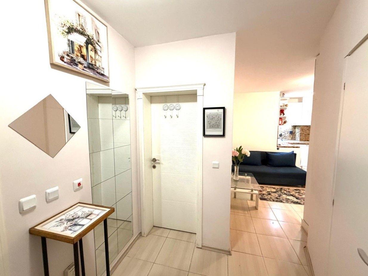 Przestronny apartament z dwiema sypialniami i prywatnym ogródkiem, zaledwie 100 metrów od plaży w Nesebyrze