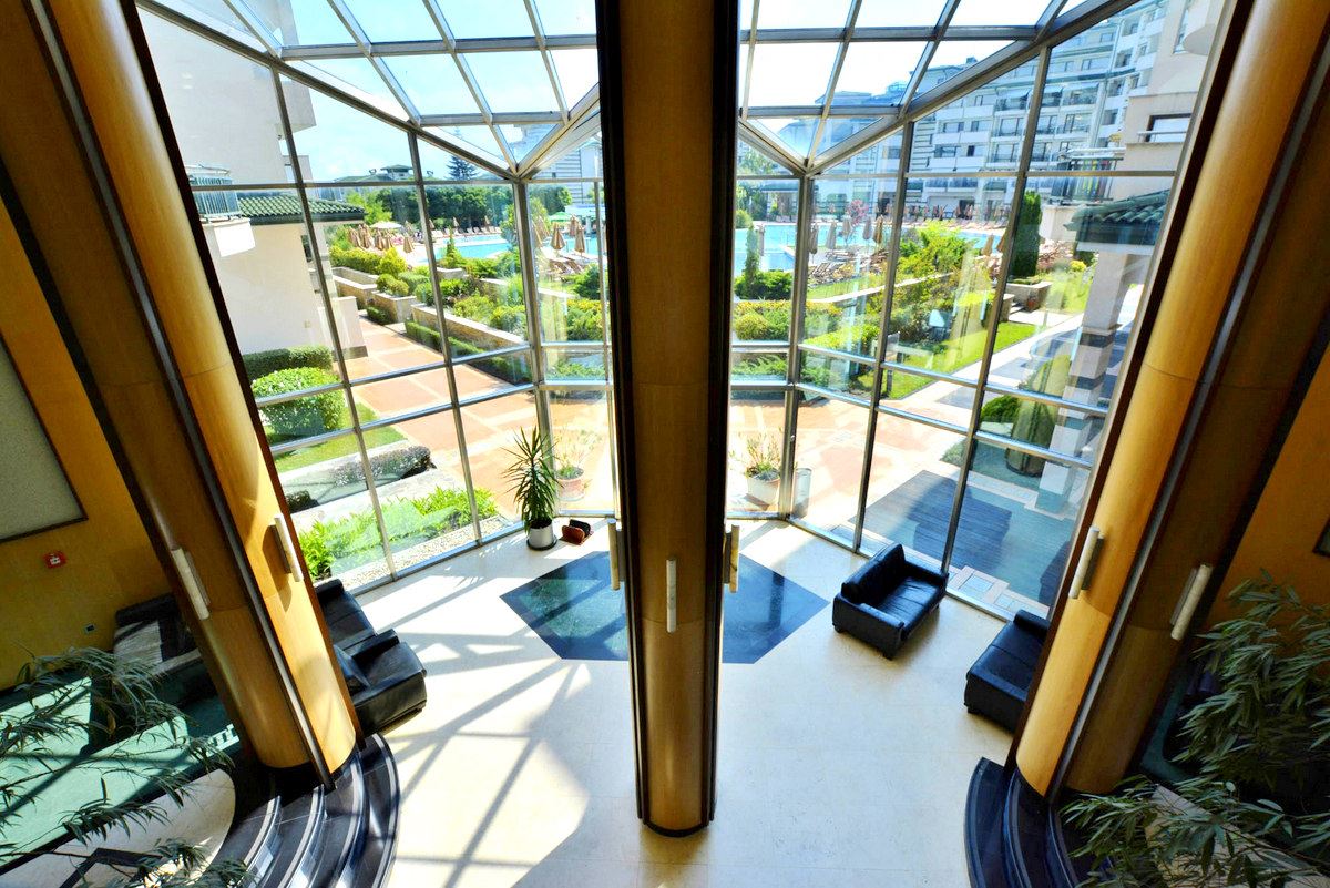 Mieszkanie dwupokojowe (z jedną sypialnią) w pierwszej linii morza w Ravda – luksus, natura i widok na basen