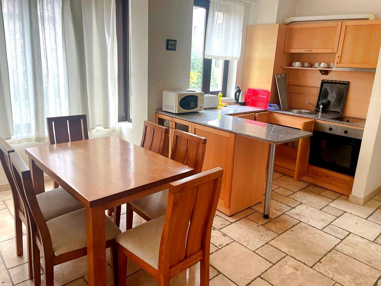 Przestronny umeblowany apartament z dwiema sypialniami i widokiem na morze w pobliżu Bałcziku – komfort wśród natury i Golfowej Riwiery