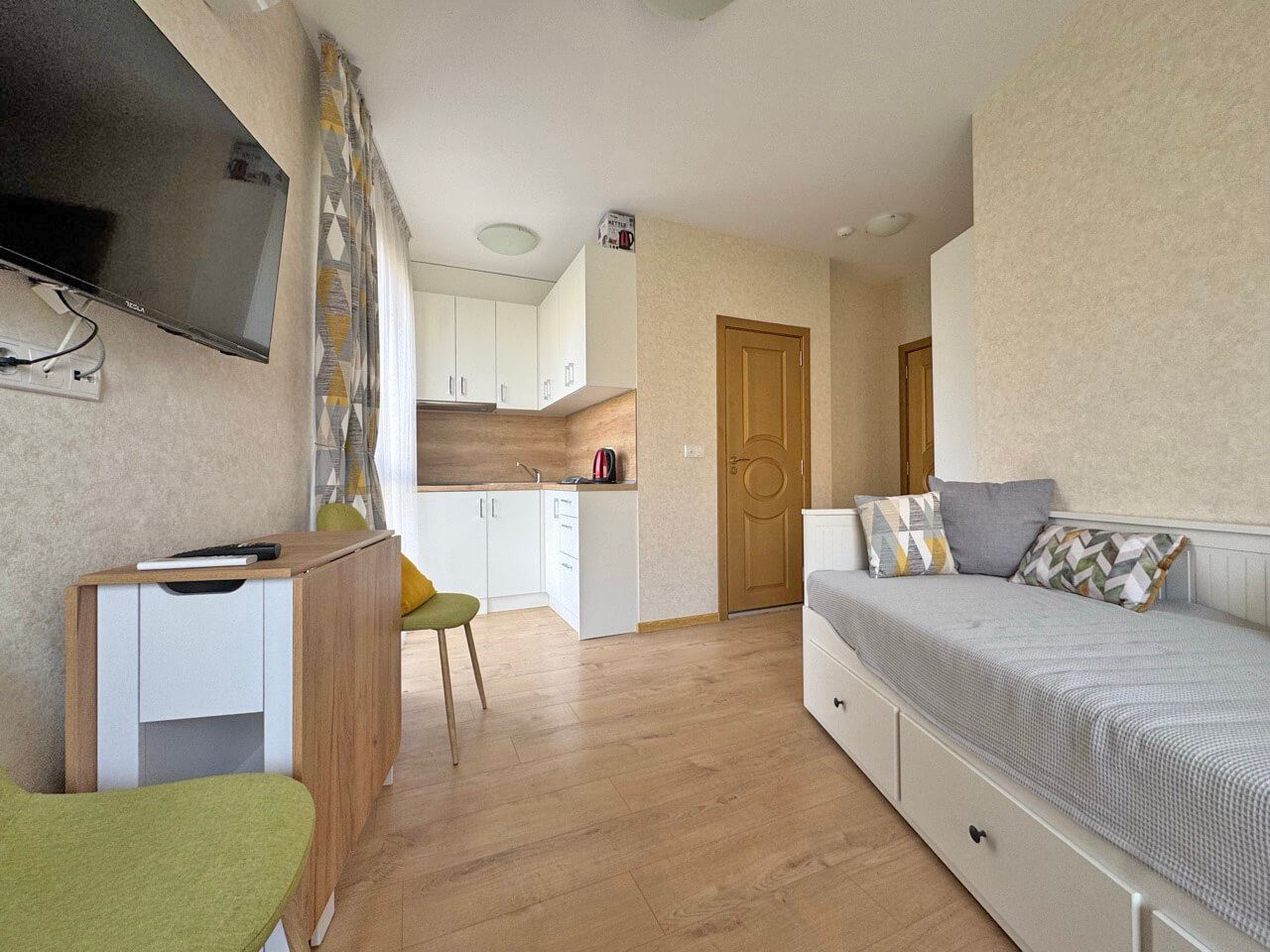 Jasne studio w luksusowym kompleksie – wspaniały komfort przy basenie