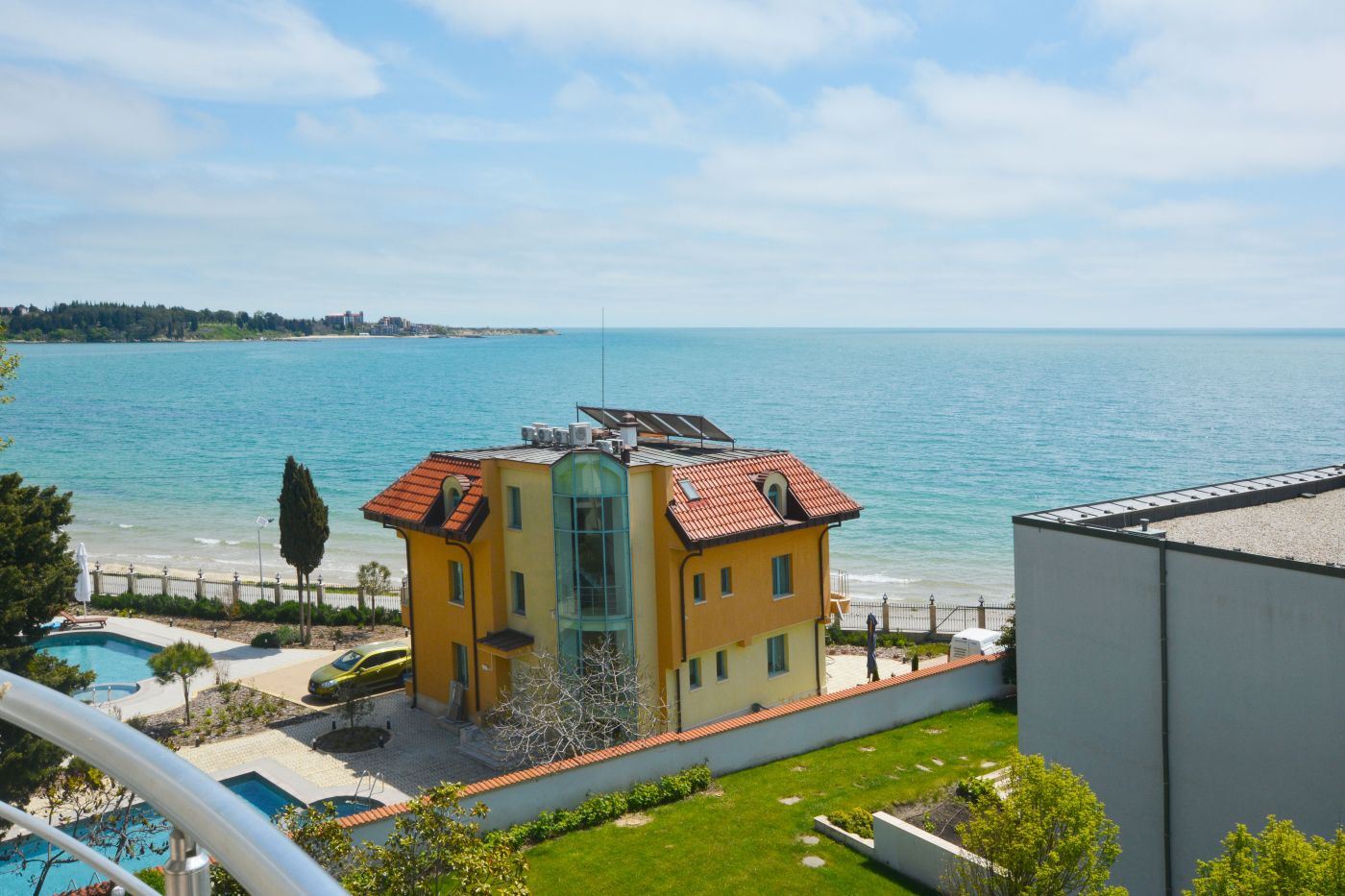 Luksusowy apartament trzypokojowy z widokiem na morze na pierwszej linii w Rawdzie – 114 m², dwa tarasy i pełen komfort
