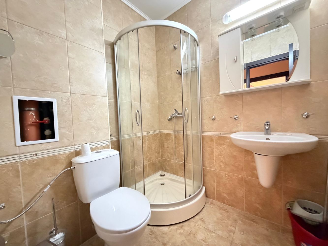 Apartament z dwiema sypialniami i widokiem na basen w Nesebyrze – przestrzeń, komfort i doskonała lokalizacja zaledwie 300 metrów od morza