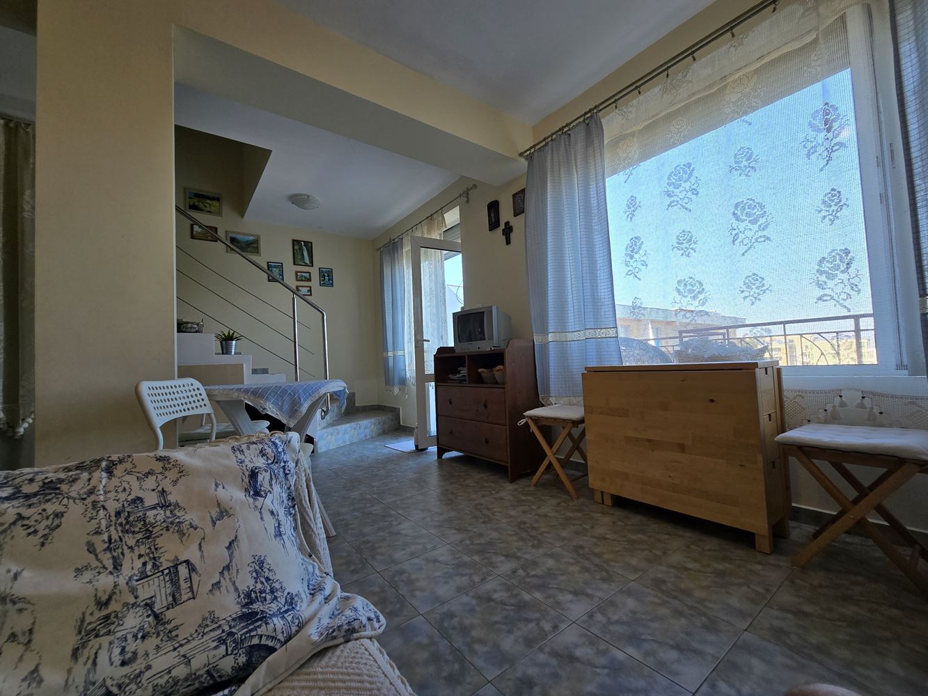 Dwupoziomowy apartament z pięknym widokiem na morze w Słonecznym Brzegu – doskonała lokalizacja zaledwie 200 metrów od plaży