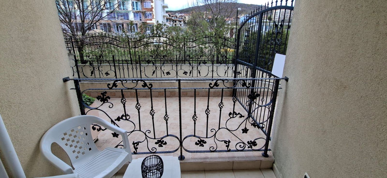 Komfort i funkcjonalność nad morzem – w pełni umeblowany apartament z jedną sypialnią w Świętym Własie