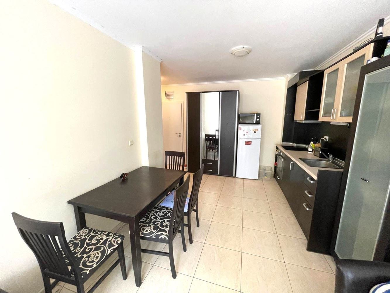 Duży apartament z jedną sypialnią 100 metrów od plaży w Pomorie z bezpośrednim dostępem do basenu