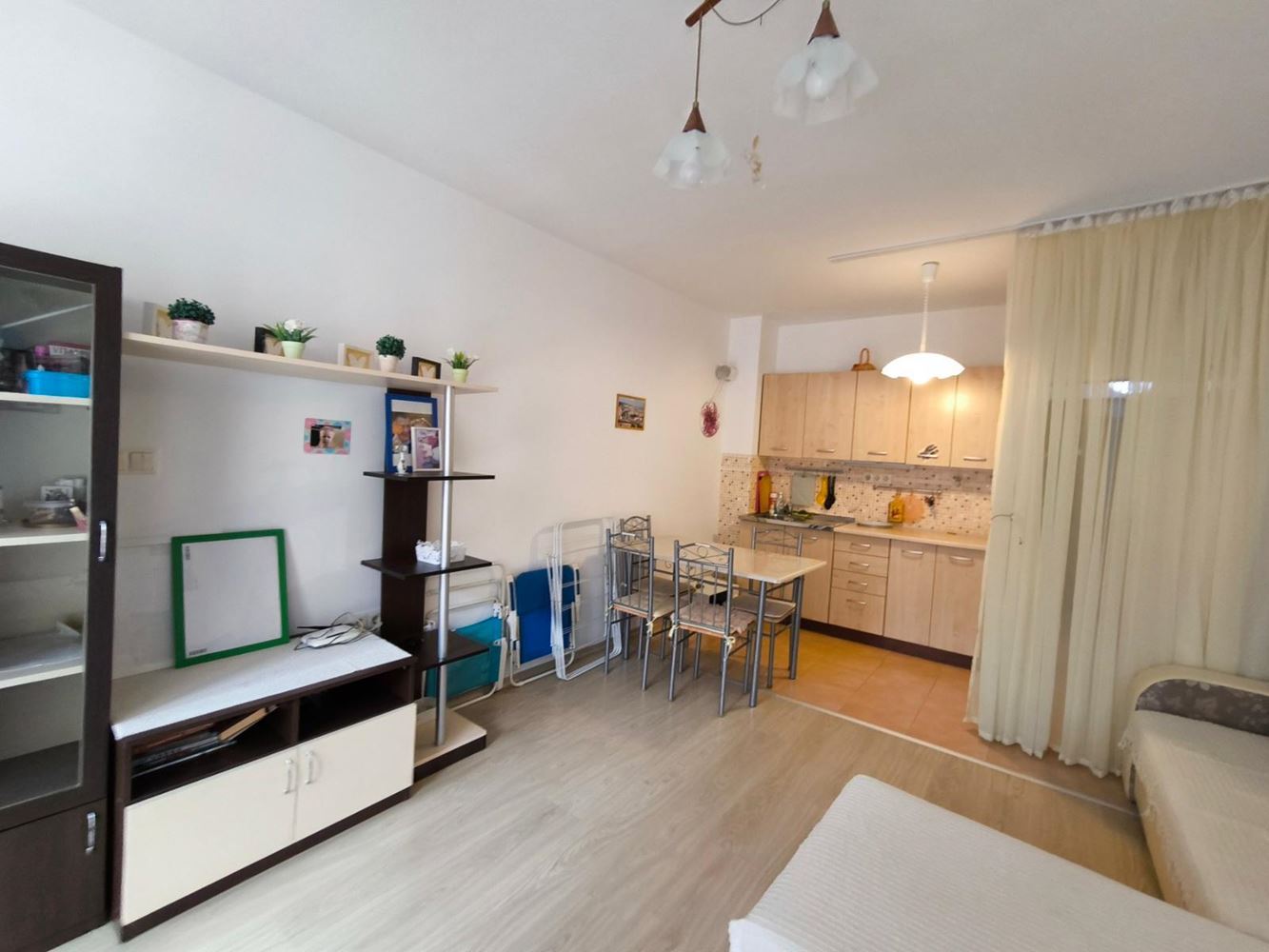 Przestronne i jasne studio w Pomorie – centralna lokalizacja, niskie koszty i doskonała inwestycja