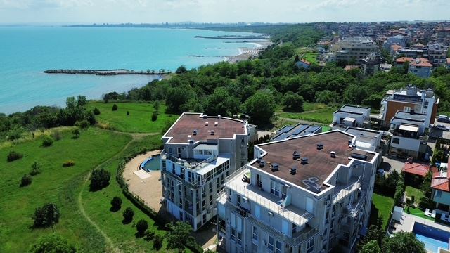 Dwupokojowe mieszkanie w pierwszej linii w Sarafowie – komfort, styl i morska atmosfera w kompleksie