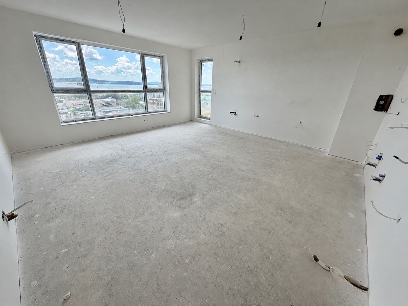 Nowoczesny apartament z dwiema sypialniami i widokiem na jezioro w Burgas. Z miejscem parkingowym!