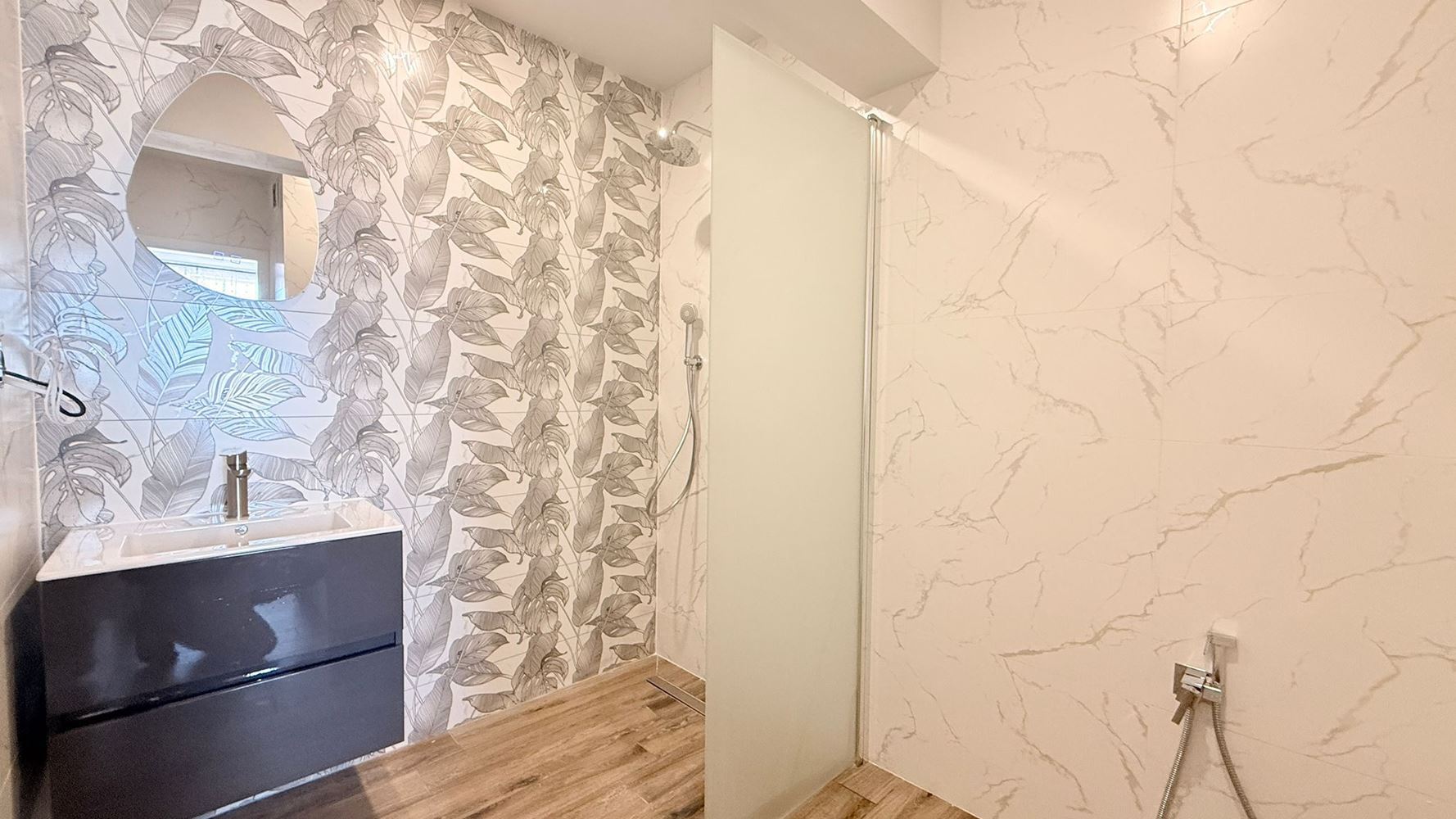 Luksusowy apartament z trzema sypialniami na pierwszej linii w Rawdzie – przestrzeń, prestiż i imponująca morska panorama