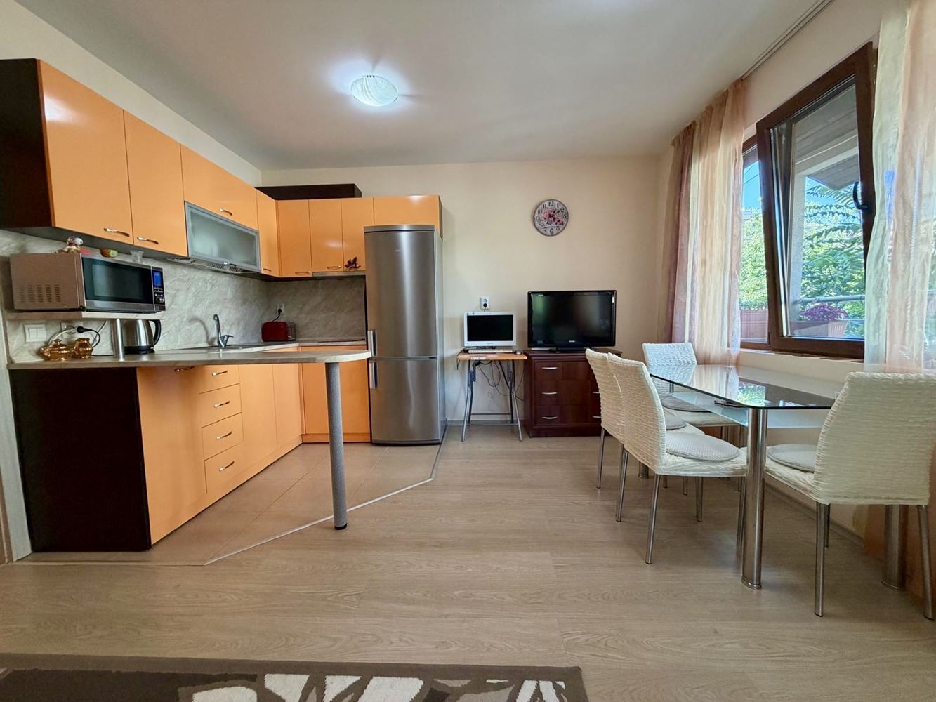 Sarafovo – przestronny apartament z jedną sypialnią, Aktem 16, minimalną opłatą za utrzymanie i pełnym umeblowaniem