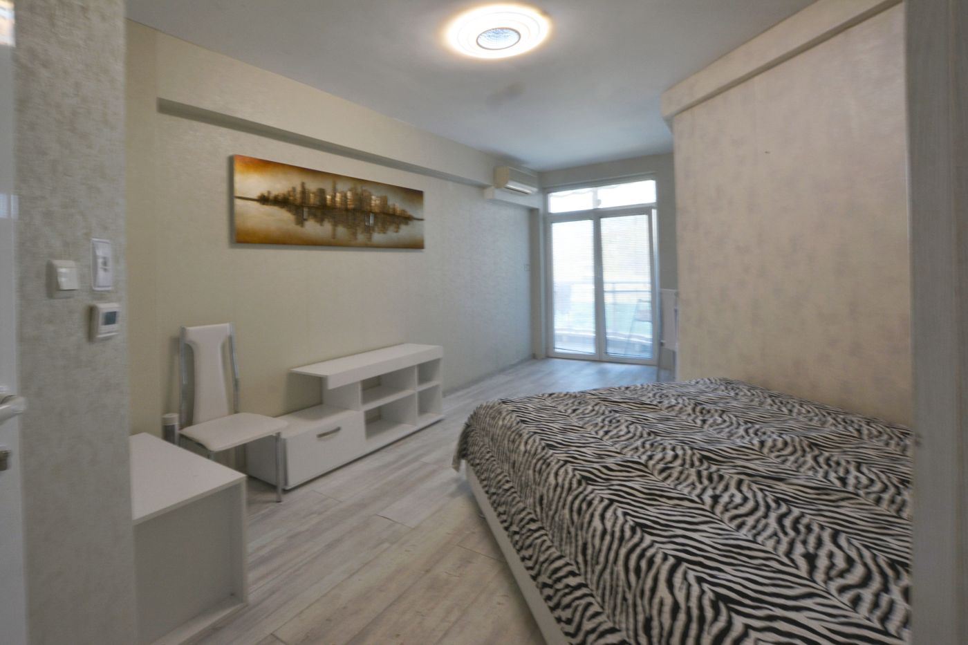 Luksusowy apartament trzypokojowy z widokiem na morze na pierwszej linii w Rawdzie – 114 m², dwa tarasy i pełen komfort