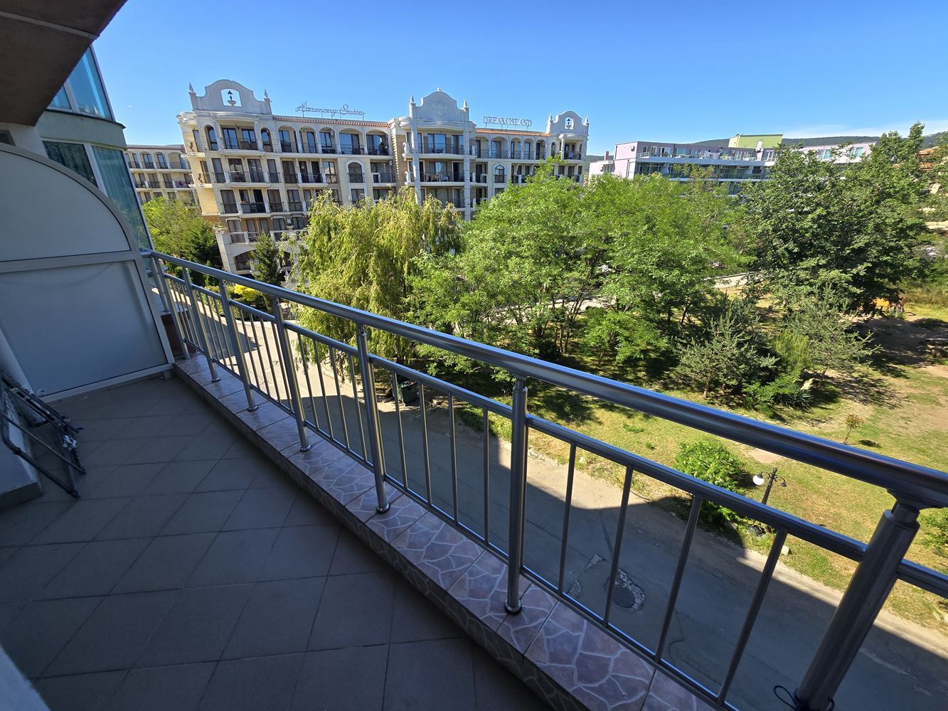 Słoneczny Brzeg – przestronne studio z doskonałym potencjałem do przebudowy na mały apartament z jedną sypialnią