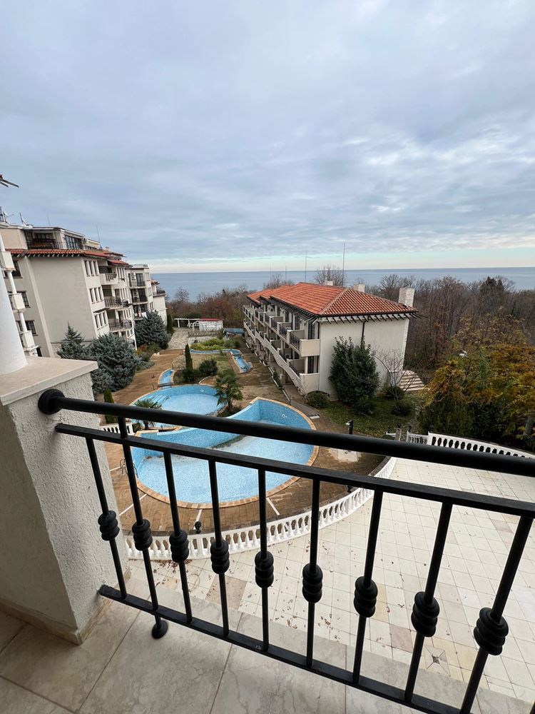 Luksusowe mieszkanie z dwiema sypialniami i panoramicznym widokiem na morze oraz basen – pierwsza linia brzegowa w Obzorze!