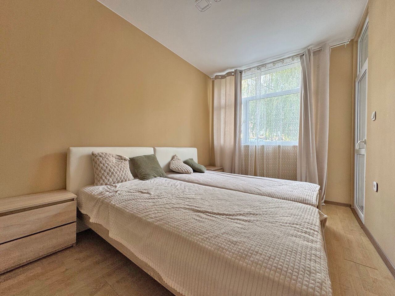 Przestronny apartament z dwiema sypialniami z widokiem na basen w Słonecznym Brzegu