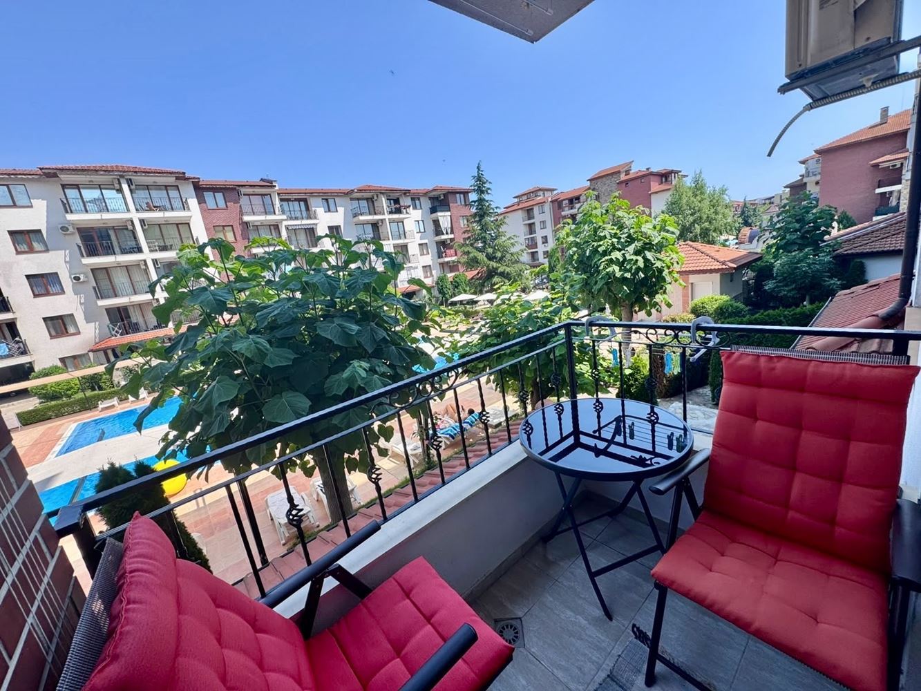 Komfortowy apartament z jedną sypialnią, przestronnym tarasem i widokiem na basen w luksusowym kompleksie w Nesebyrze