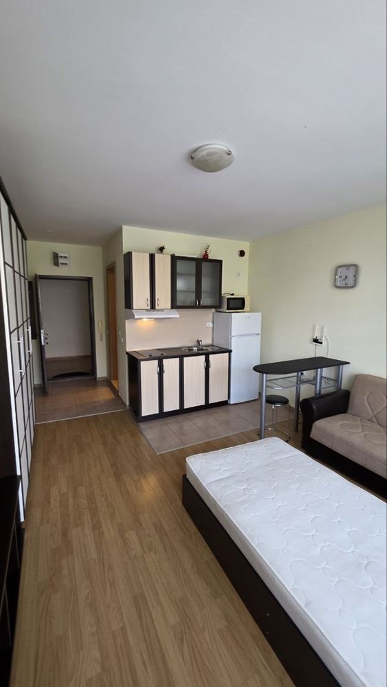 Praktyczne i przytulne studio w Słonecznym Brzegu – komfort i spokój z widokiem na basen