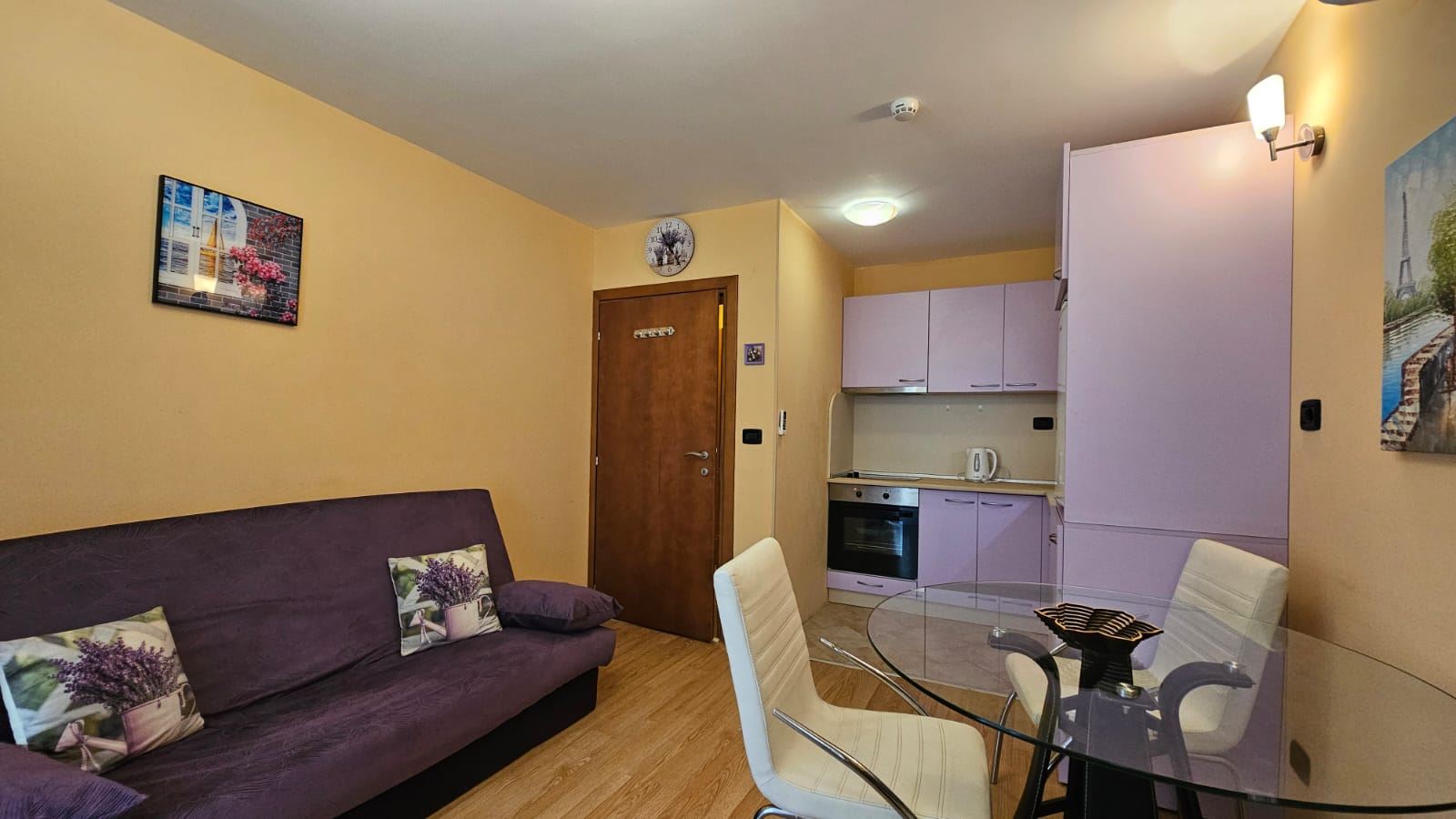 Przytulny i stylowo umeblowany apartament z jedną sypialnią i częściowym widokiem na morze