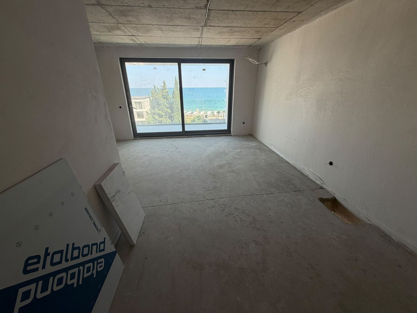 Mieszkanie z jedną sypialnią z bezpośrednim panoramicznym widokiem na morze w Rawdzie – najwyższy komfort i spektakularne widoki z każdego pokoju