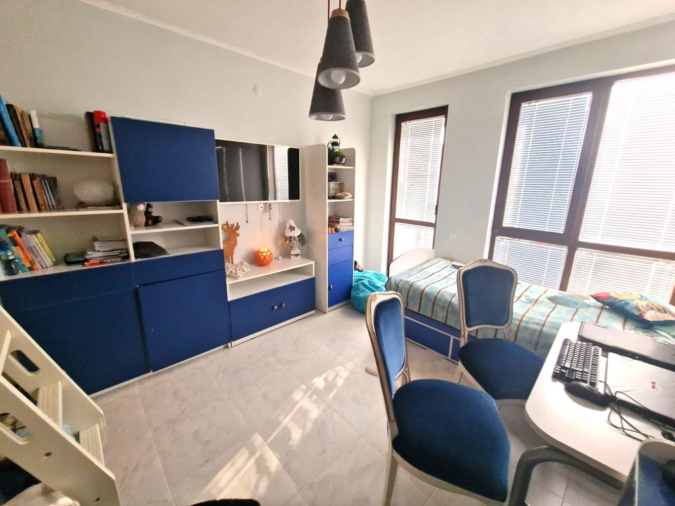 Ekskluzywny apartament z trzema sypialniami – najwyższy standard życia i dyskretny luksus